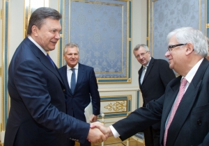 11 квітня у Києві Президент України Віктор Янукович провів зустріч з членами Наглядової ради  Ялтинської європейської стратегії (YES)