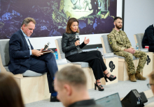 Чи може штучний інтелект завершити війну та посилити демократії у протистоянні з автократіями? | YES 2026